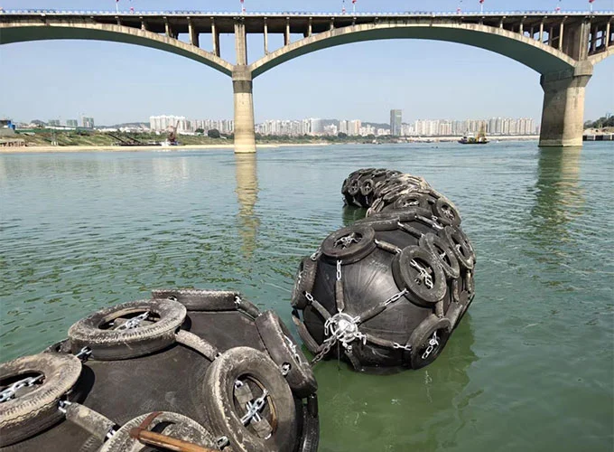 De ce sunt apărătoarele gonflabile rezistente la uzură esențiale pentru protecția marină pe termen lung?